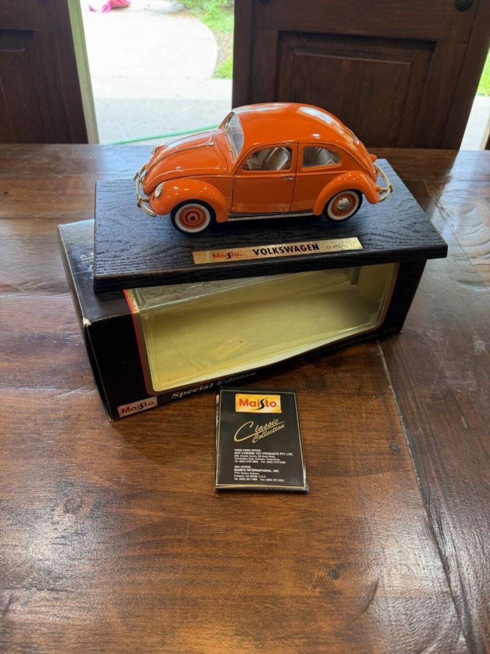 VERY NICE MAISTO  DIECAST VOLKSWAGEN BEETLE 1/18 Scale Orange